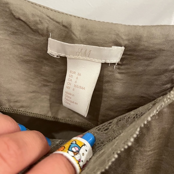 Ladies H&M Ladies 6 Tank-top with Lace on Front-Beautiful Colour Great Cond - Picture 2 of 3